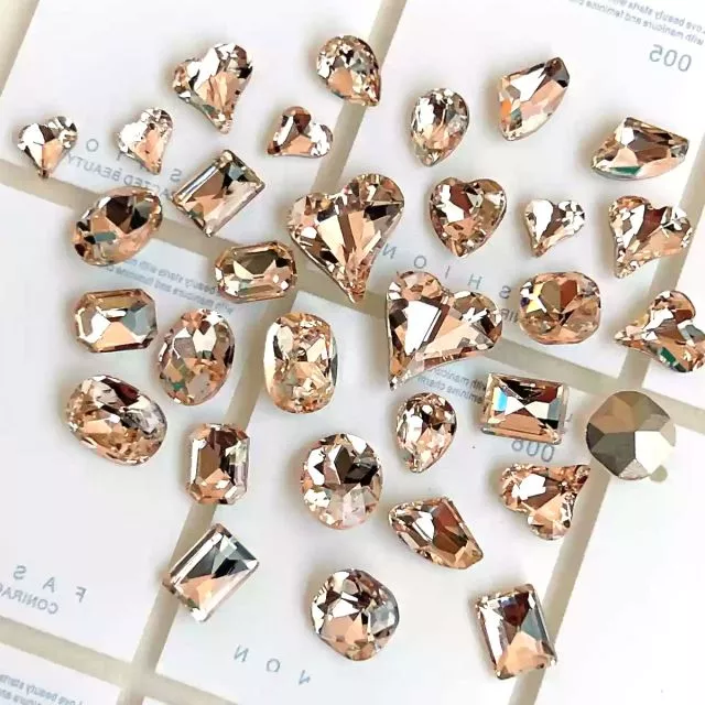 Luxury Nailart Diamonds 30pcs / Random